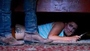 Credea că soţul o înşală. I-a scris că-l părăseşte, apoi s-a ascuns sub pat. Ce a auzit a distrus-o