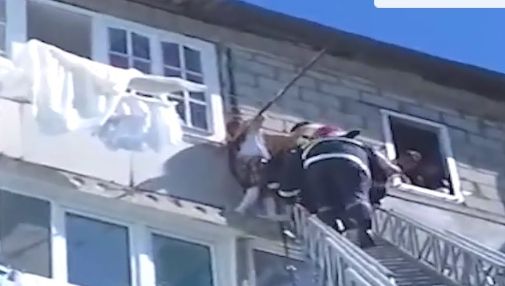 O fetiţă de 7 ani atârna în gol de la etajul 5. L-a sunat pe tatăl ei. Ce a urmat