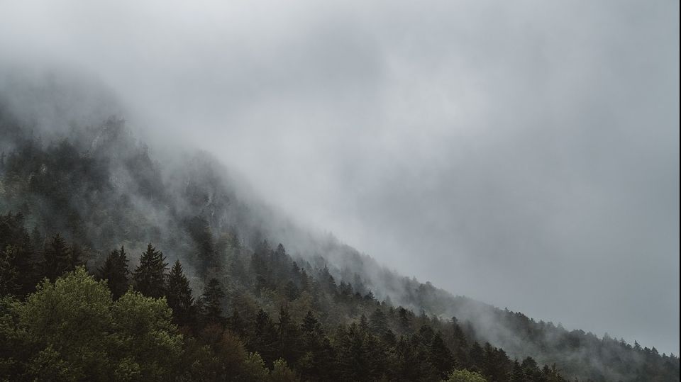 Turiști surprinși de furtună în Valea Prahovei. Salvamontiștii, intervenție de urgență