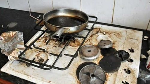 Ai grătarul de la aragaz plin de grăsime? Uite cum să-l cureţi cu un ingredient de 1 leu