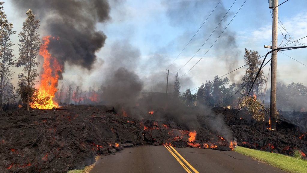 O autostrada din Hawaii, închisă în urma unei scurgeri de lavă. Imagini înfricoşătoare 