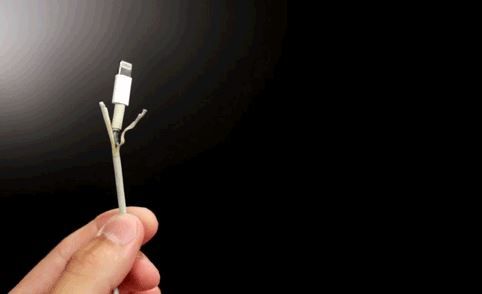 Trucul prin care încărcătorul de telefon nu se mai rupe niciodată