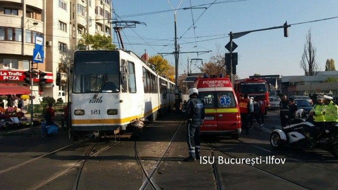 Accident între două TRAMVAIE în Capitală. O persoană a fost rănită grav