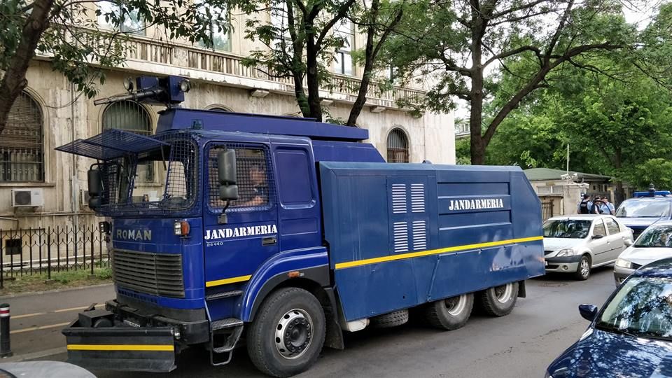 Surpriza neplăcută pregătită de jandarmi pentru protestatari, lângă Guvern