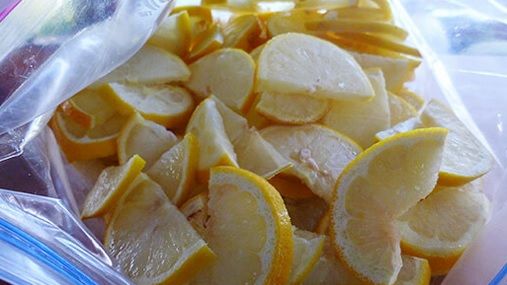 Taie o lămâie mărunt şi pune-o la congelator! Efectul ei îţi poate salva viaţa! 