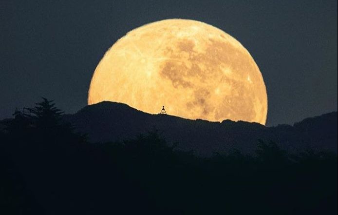 Luna plină florală de marți noaptea. Imagini superbe adunate din colțurile lumii 