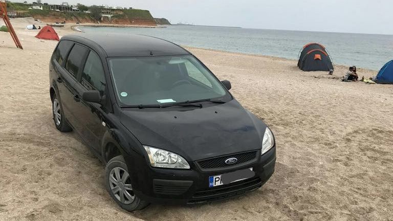 Amendă uriaşă pentru un tânăr care a parcat maşina pe plajă