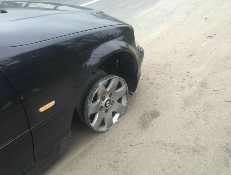 Incredibil. Şofer prins beat la volan, circulând fără cauciuc la o roată