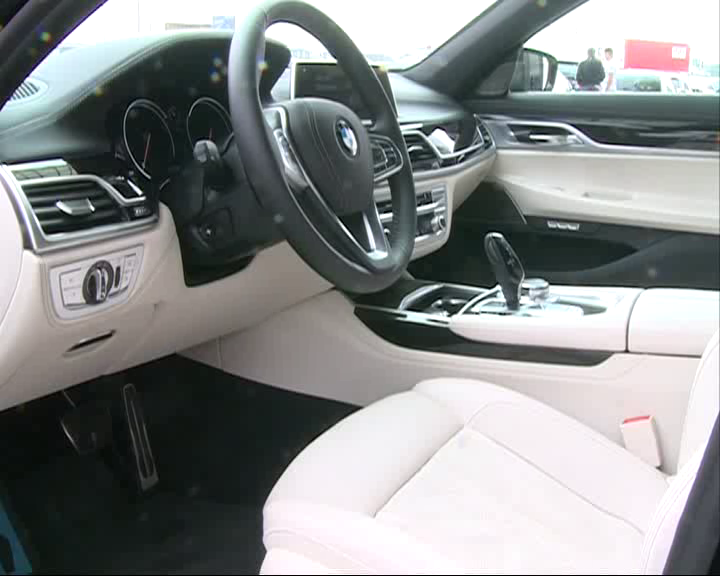 FABULOS! Poftiți în mașina lui Liviu Dragnea! Cât costă și ce știe să facă