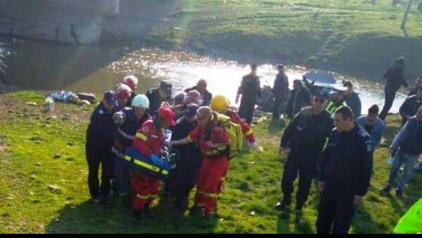 O mașină a plonjat într-un râu. Printre victime se afla și un copil