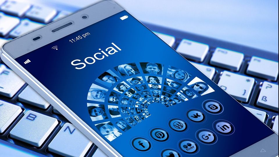 Cele trei mesaje care-ți aduc concedierea dacă le publici pe Facebook