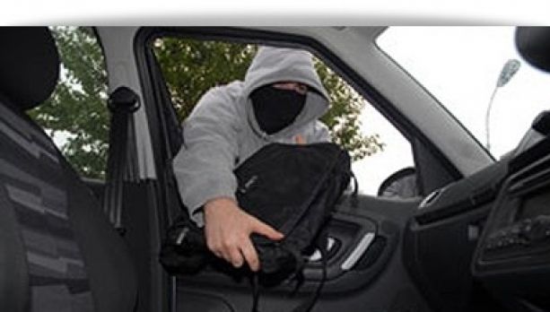 Nu mai faceţi acest lucru! Cea mai mare greşeală a şoferilor care sunt jefuiţi prin metoda cauciucul