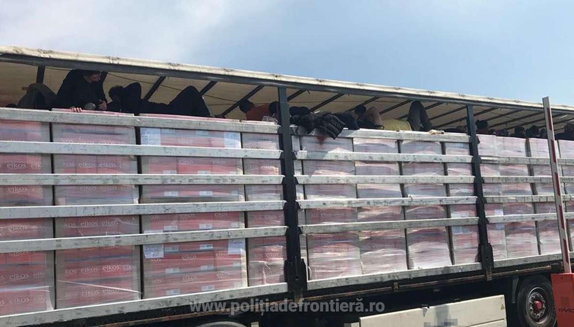 Descoperire şocantă la Nădlac, zeci de migranţi, cu copii de 3 ani, ascunşi în condiţii inumane 