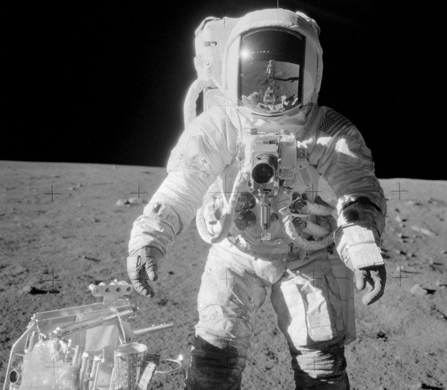 A murit "al patrulea om care a păşit pe Lună"! Misterul celei mai celebre poze lunare 