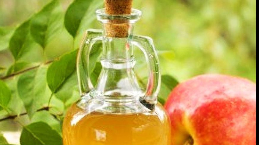 Pune oțet de mere într-un pahar și lasă-l în casă. Motivul este genial!