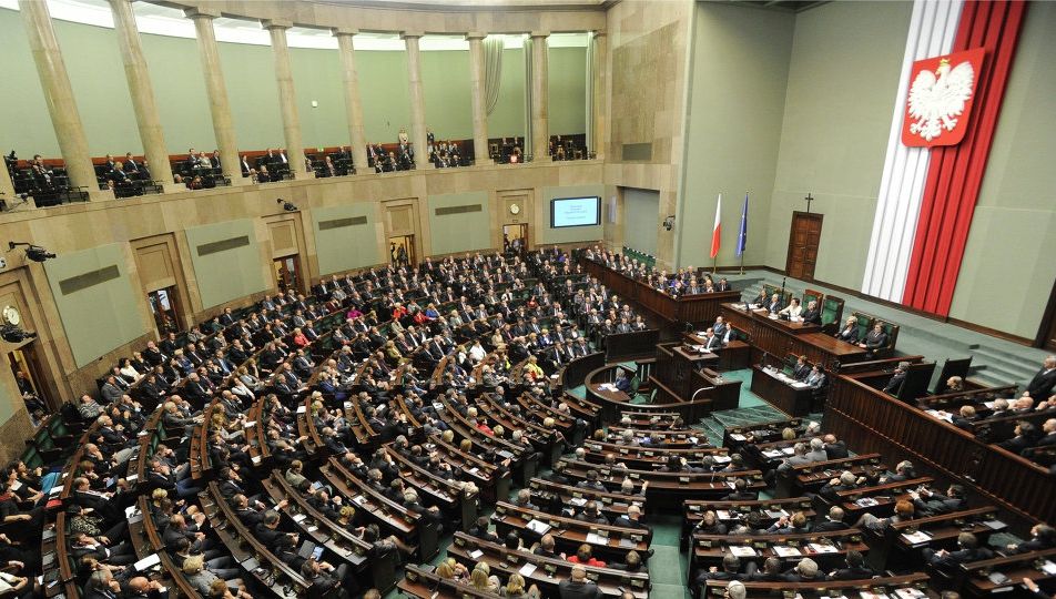 Sub presiunea populației, parlamentarii polonezi își votează reducerea salariilor