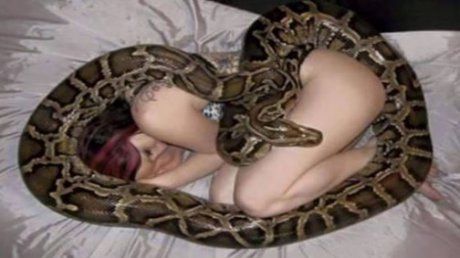 Dormea cu un piton încolăcit în jurul ei. Reptila nu mai mânca. A aflat motivul. Ce a urmat e HORROR