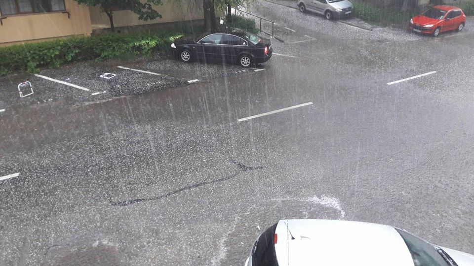 Potop în Argeş, cu grindină şi inundaţii (VIDEO)