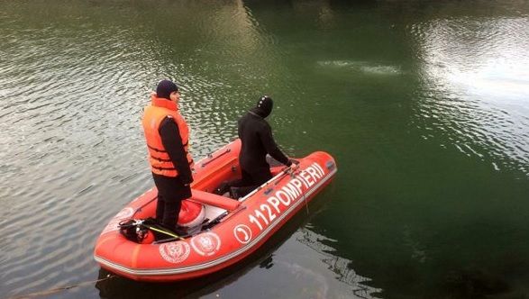 Descoperire macabră. Cadavrul unei femei, găsit într-un canal de angajaţii unei hidrocentrale