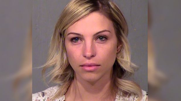 Bombă în sistemul educaţional! Profesoară, prinsă când făcea sex oral cu elevul ei