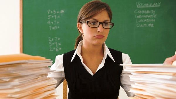 Anchetă. O mamă a sesizat că fiul ei minor are o relaţie cu o profesoară de a sa