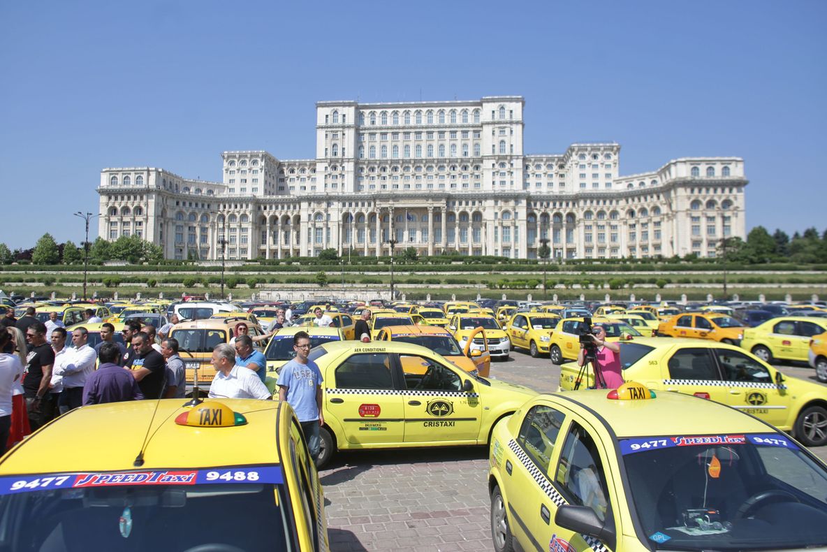 Centrul Capitalei, blocat: Violenţe la protestul taximetriștilor în Piața Constituției
