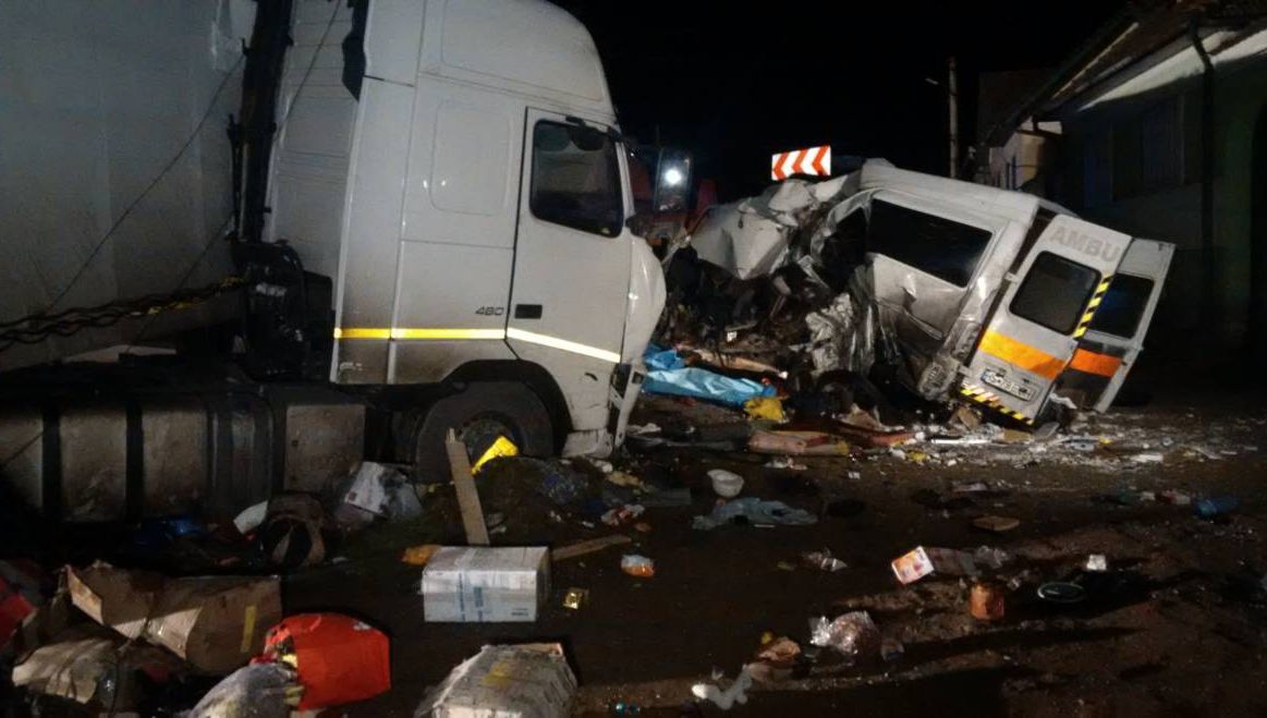 Accident grav pe DN2: Un mort şi doi răniţi