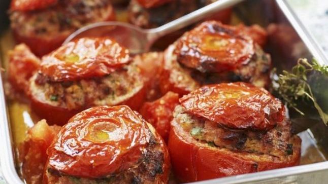 Roşii umplute. Cum să le prepari. Reţeta care nu trebuie să îţi lipsească din bucătărie