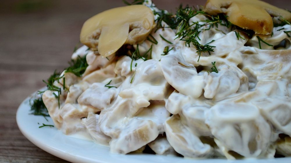Ciuperci. Cum să prepari o delicioasă salată de ciuperci. Toată lumea îţi va cere reţeta