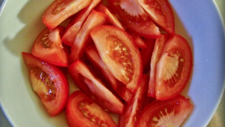 Adaugă acest ingredient în salata de roşii. Îi vei schimba complet gustul! Cine s-ar fi gândit?