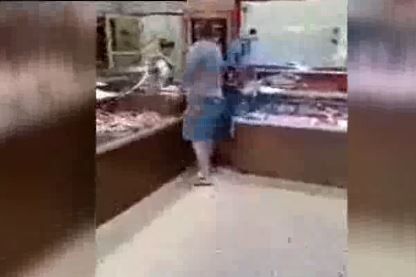 Scandal-monstru la măcelărie. Un client acuză angajații că spală carnea cu detergent