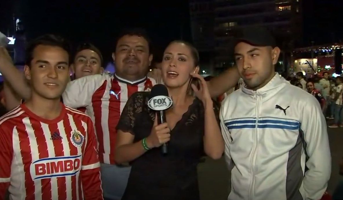 Ce i-a făcut un suporter acestei jurnaliste LIVE la TV. S-a întors și l-a pocnit cu microfonul