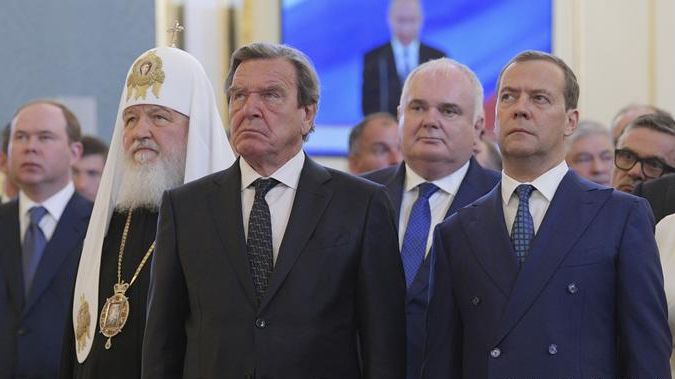 Fostul cancelar Schröder și un șef Stasi, ”aplaudaci” la inaugurarea lui Putin. ”E o rușine!”