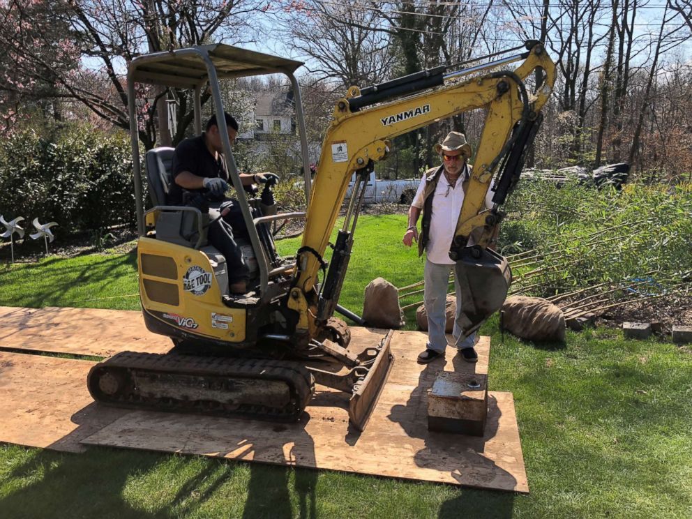 A găsit un seif în spatele casei, pe care l-a deschis cu excavatorul. "Prada" l-a făcut magnat