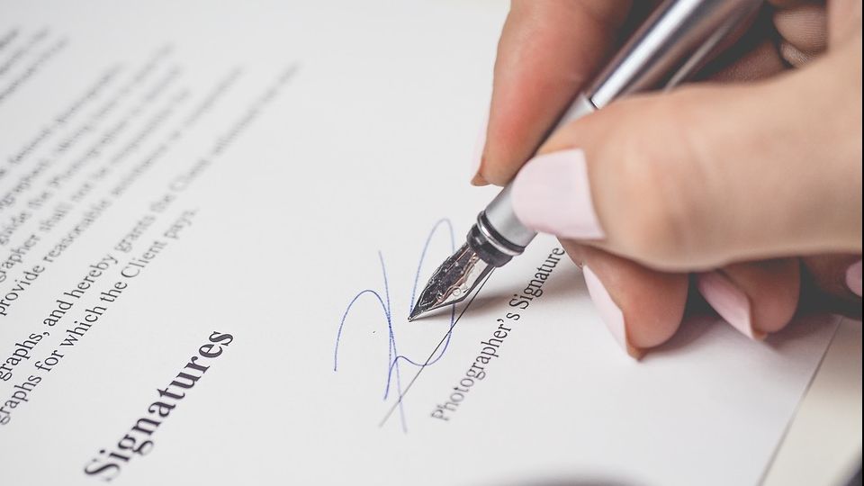 Femeia care a scăpat pe ultima sută de metri de închisoare, deși a falsificat semnături pentru a obține un credit uriaș