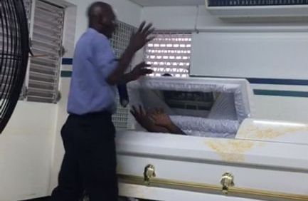 Oroare, când omul de la pompe funebre a deschis sicriul. ”Mortul” a ridicat mâinile și a urlat la el