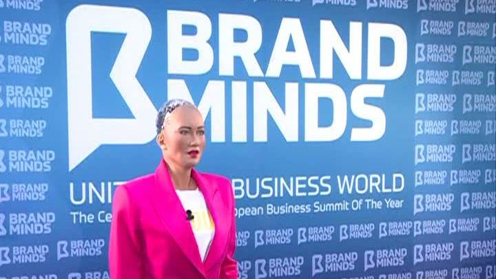 Sophia, primul robot umanoid, a impresionat sute de oameni la Bucureşti