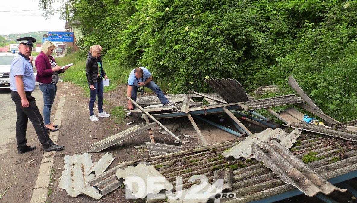 Trei copii minori și un bebeluș, grav răniți după ce o stație de autobuz s-a prăbușit peste ei