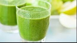 Acest suc verde antiinflamator ajută la ameliorarea durerilor