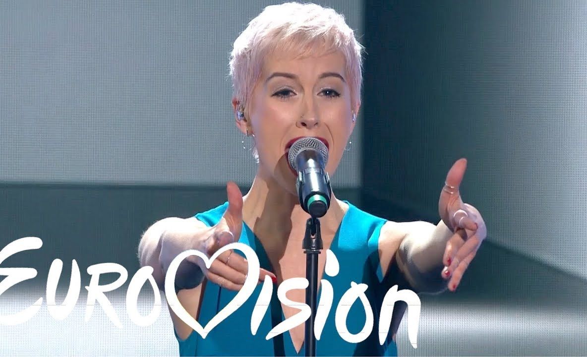 Eurovision 2018. Scene incredibile în finală: un individ a furat microfonul cântăreței britanice