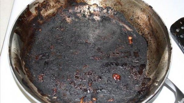 Cum să cureți rapid o tigaie arsă. Secretul din restaurante