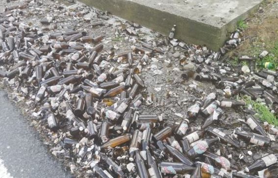 Trafic îngreunat în Dâmbovița, după ce un TIR cu bere s-a răsturnat pe șosea