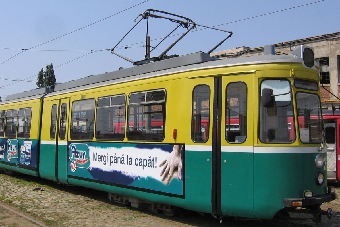 Premieră în România: tramvaiul cu prize pentru laptopuri și bibliotecă!