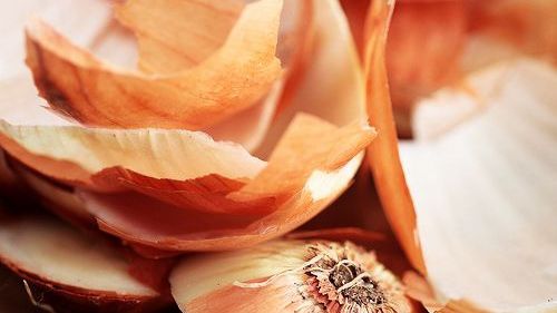 Nu mai arunca cojile de la ceapă şi cartofi. Sunt mai sănătoase decât credeai!