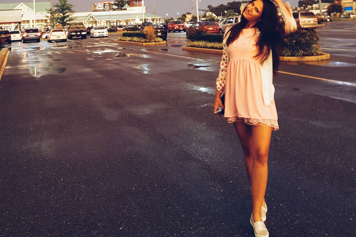 Ce se întâmpla în spatele acestei femei în timp ce poza, neștiutoare. S-a uitat prea târziu