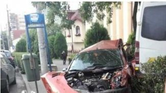 Un autoturism și un microbuz, proiectate pe trotuar, în urma unei coliziuni
