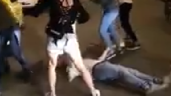 Bătaie ca în filme în centrul Capitalei. Scene extrem de violente între un grup de tineri