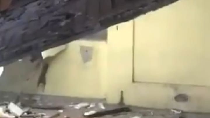 Şocant! Plafonul unei bănci s-a prăbuşit în plină stradă