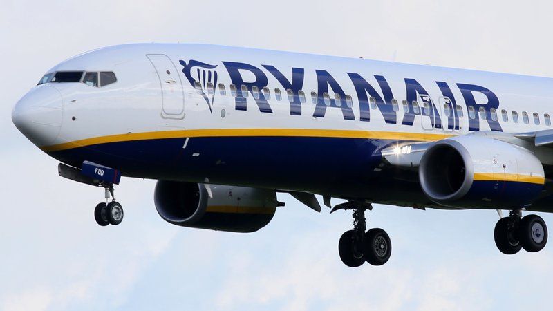 O companie aeriană solicită restricţionarea vânzărilor de alcool în aeroporturi