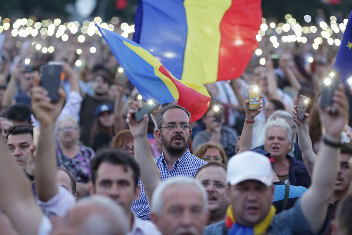 Protest în Capitală. Mii de manifestanți au cântat în Piața Victoriei: "La mulți ani, cu executare!"